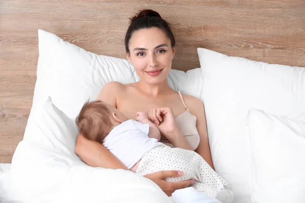 Young woman breastfeeding her baby at home — Stock Photo, Image