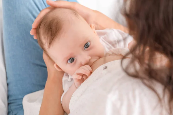 Mujer joven amamantando a su bebé en casa —  Fotos de Stock