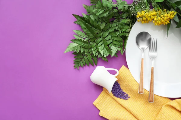 Güzel Sofra renk arka plan üzerinde floral dekorlu