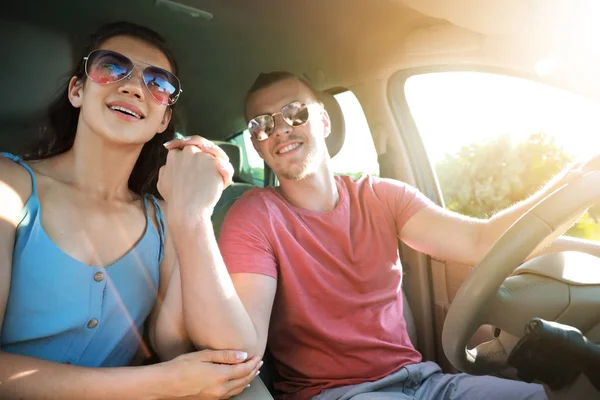 Happy young couple traveling by car — Stock Photo, Image