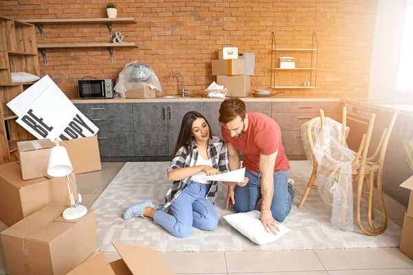 Pareja joven después de mudarse a casa nueva — Foto de Stock