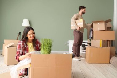 Genç çift yeni eve taşındıktan sonra şeyler açma