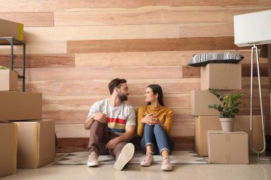 Yeni eve taşındıktan sonra eşyalarını ile genç çift