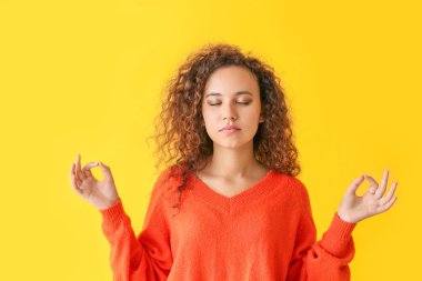 Renkli arka planda Meditasyon Afrikalı-Amerikalı kadın