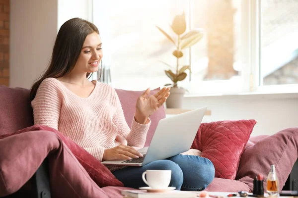 Giovane beauty blogger con laptop a casa — Foto Stock