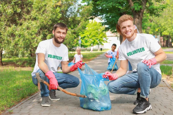 Volunteers gathering garbage in park — Stock Photo, Image