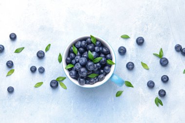 Açık arka planda olgun yaban mersini ile Fincan