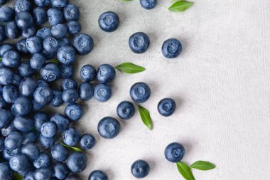 Açık arka planda birçok olgun yaban mersini