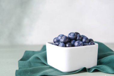 Masada olgun yaban mersini ile Bowl