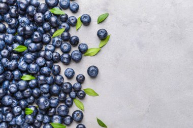 Gri arka planda birçok olgun yaban mersini