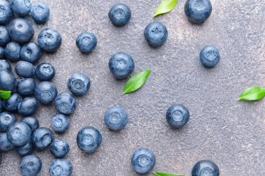 Gri arka planda birçok olgun yaban mersini