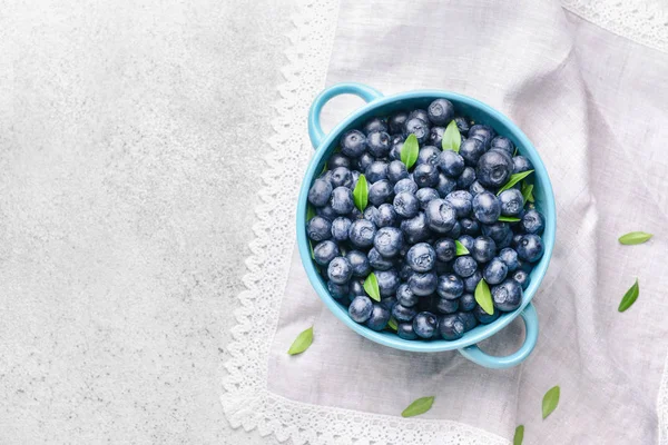 Masada olgun yaban mersini ile Pot