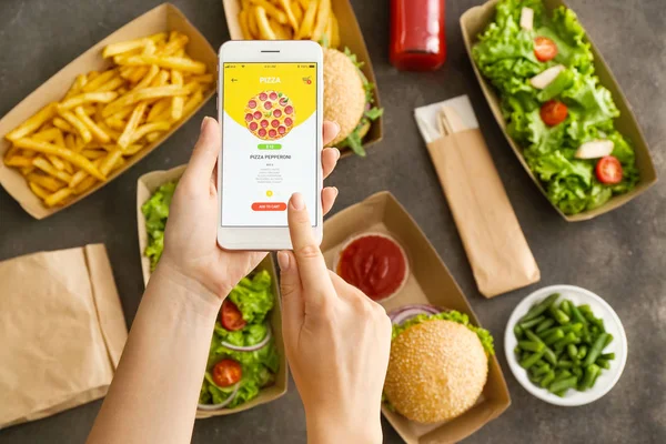 Cep telefonu ile kadın sipariş gıda online