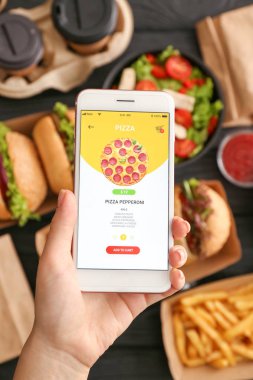 Cep telefonu ile kadın sipariş gıda online
