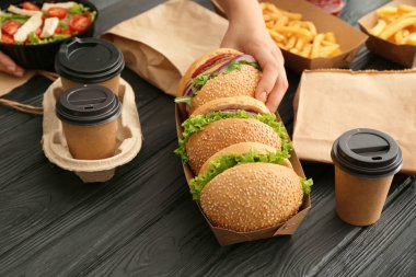 İşçi müşteri için sipariş ambalaj gıda teslim hizmet