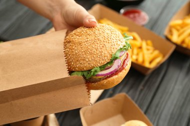 Müşteri için gıda dağıtım hizmeti paketleme siparişi İşçisi, yakın çekim