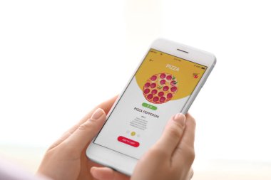 Cep telefonu ile kadın sipariş gıda online, closeup