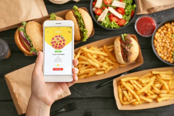 Cep telefonu ile kadın sipariş gıda online