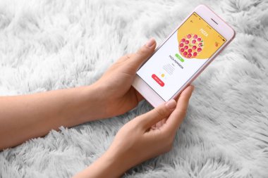 Cep telefonu ile kadın sipariş gıda online