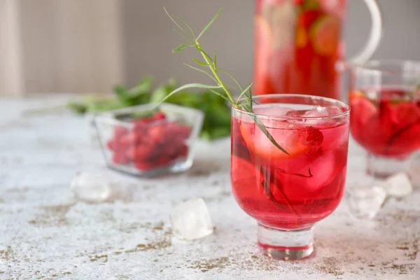 Glas välsmakande sommar cocktail på bordet — Stockfoto