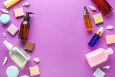 Renk arka planda kişisel hijyen için farklı kozmetik