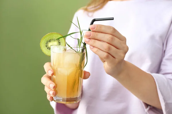 Mujer con vaso de sabroso cóctel de verano sobre fondo de color, primer plano — Foto de Stock