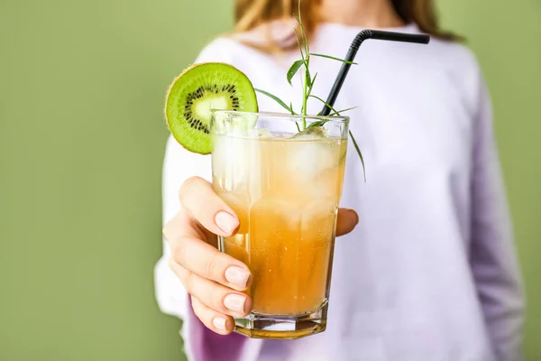 Kvinne med glass av velsmakende sommercocktail på farget bakgrunn, tett inntil – stockfoto