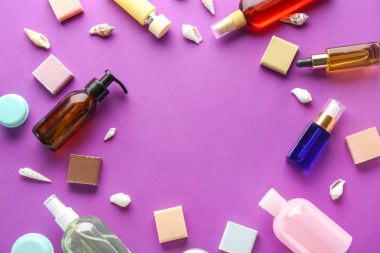 Renk arka planda kişisel hijyen için farklı kozmetik