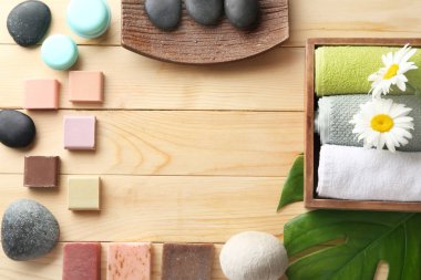 Ahşap arka planda güzel bir spa kompozisyonu