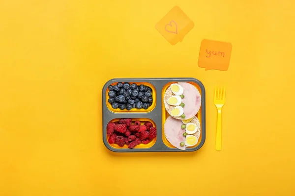 Almuerzo escolar con comida sabrosa sobre fondo de color — Foto de Stock