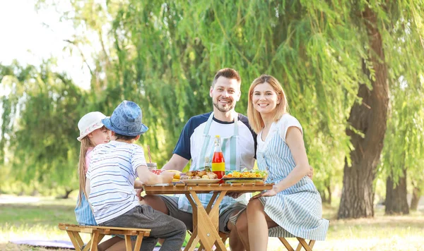Щаслива сім'я має пікнік в літній день — стокове фото