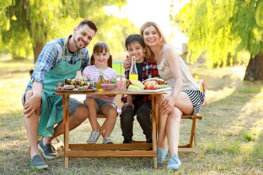 Mutlu aile yaz günü pikniği