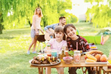 Mutlu küçük çocuklar yaz günü piknik yapıyor