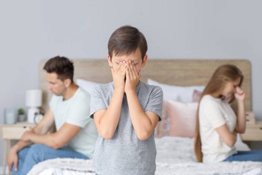 Üzgün küçük çocuk ve yatak odasında kavga sonra kızgın anne