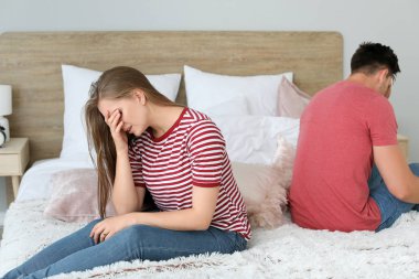 Evde yatakta oturan kavgalı çift