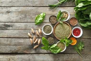 Ahşap arka planda farklı otlar, fındık ve baharatlar