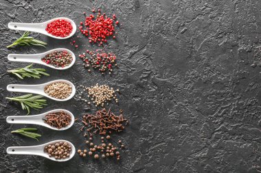 Koyu arkaplanda farklı baharatlar
