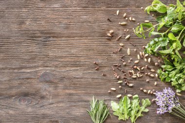 Ahşap arka planda farklı otlar ve baharatlar