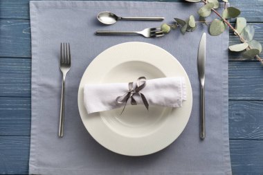 Ahşap arka planda güzel masa ayarları