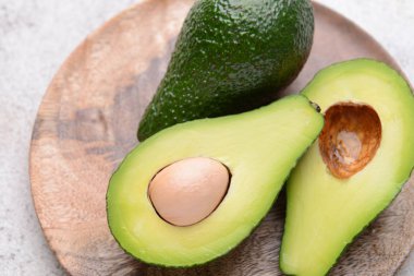 Tabakta taze olgun avokado
