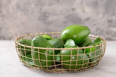 Sepette taze olgun avokado