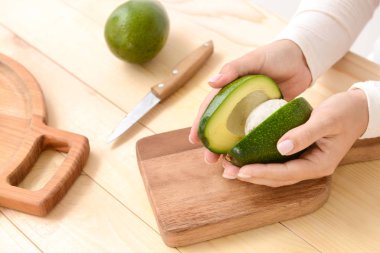 Masada taze avokado kesen kadın