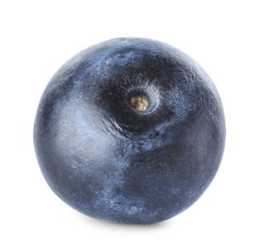 Beyaz arka plan üzerinde olgunlaşmış yaban mersini