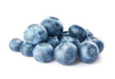 Beyaz arka plan üzerinde olgunlaşmış yaban mersini