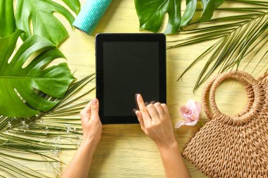 Masada tablet bilgisayar ile Kadın çiçekçi