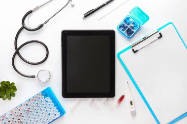 Doktorun işyerinde tablet bilgisayar