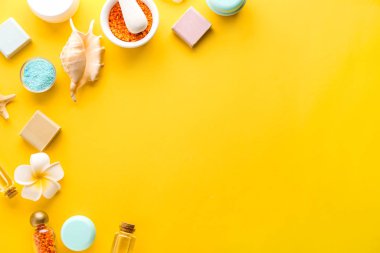 Renk arkaplanındaki güzel spa kompozisyonu