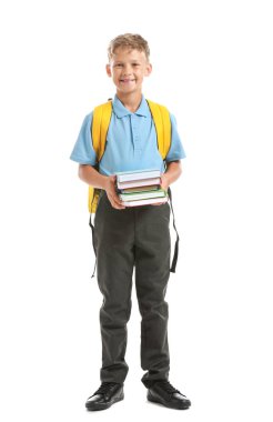 Beyaz arka planda şirin bir okul çocuğu.