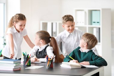 Sevimli küçük çocuklar sınıfta ders yapıyor