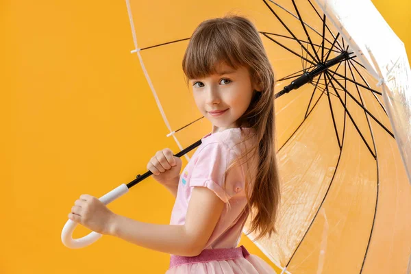 可爱的小女孩与伞的颜色背景 — 图库照片